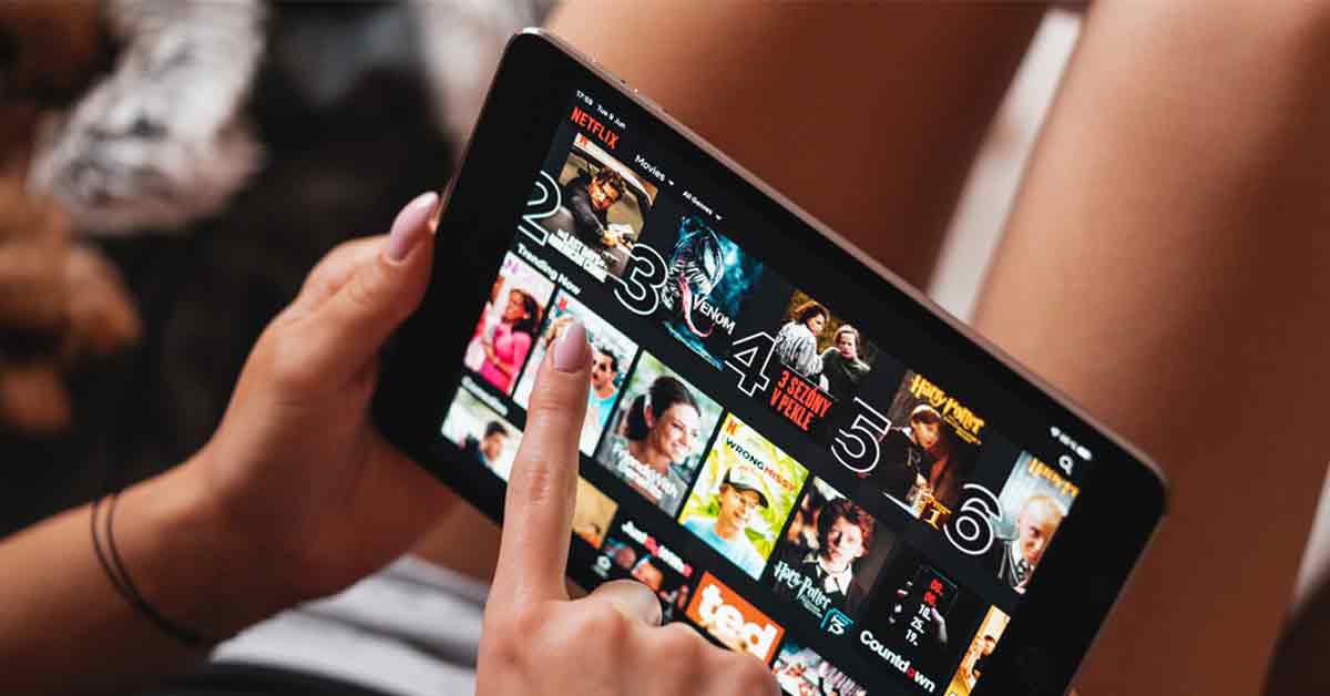 girls selecting which movie to watch in netflix app picjumbo 아이패드 vs 안드로이드 태블릿: 장점과 단점 완벽 정리