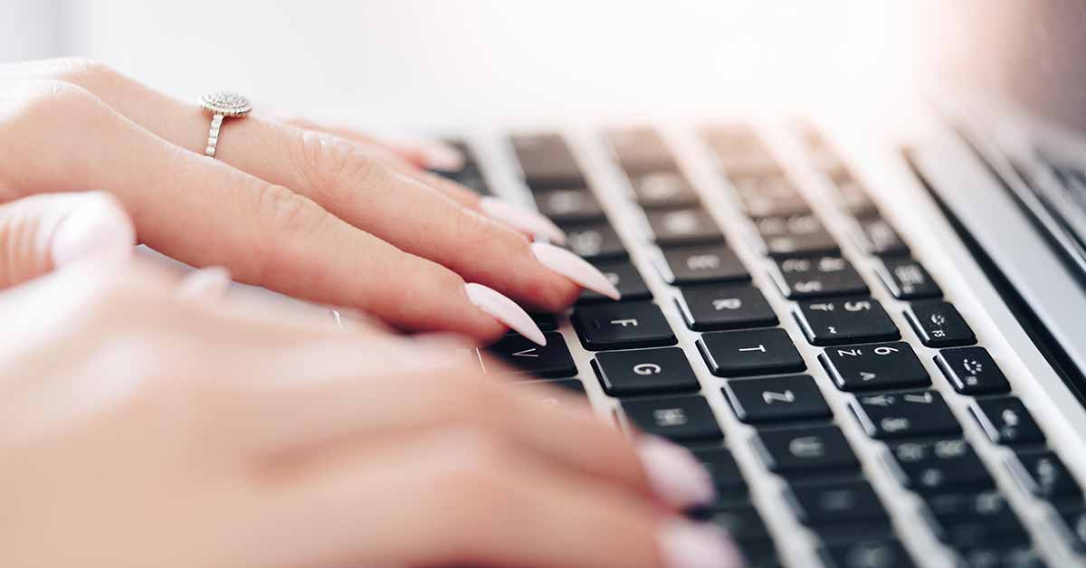 woman typing laptop picjumbo 웹소설 작가 현실: 5가지 진짜 이야기