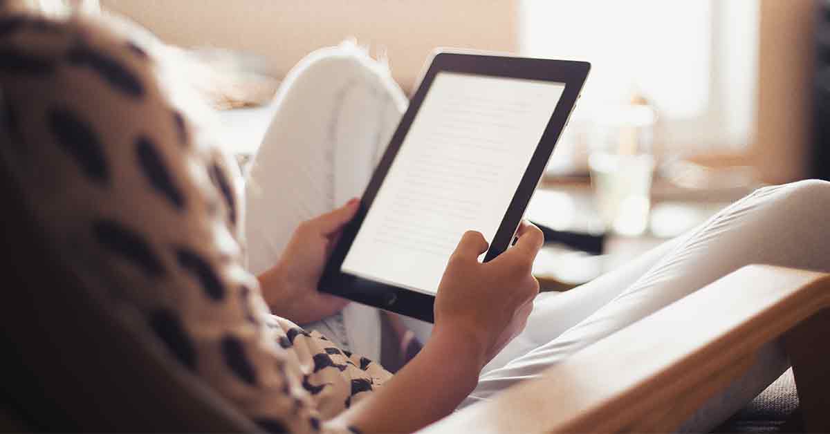 young woman reading a book on her ipad picjumbo 대학 수업 아이패드 활용 꿀팁 5가지